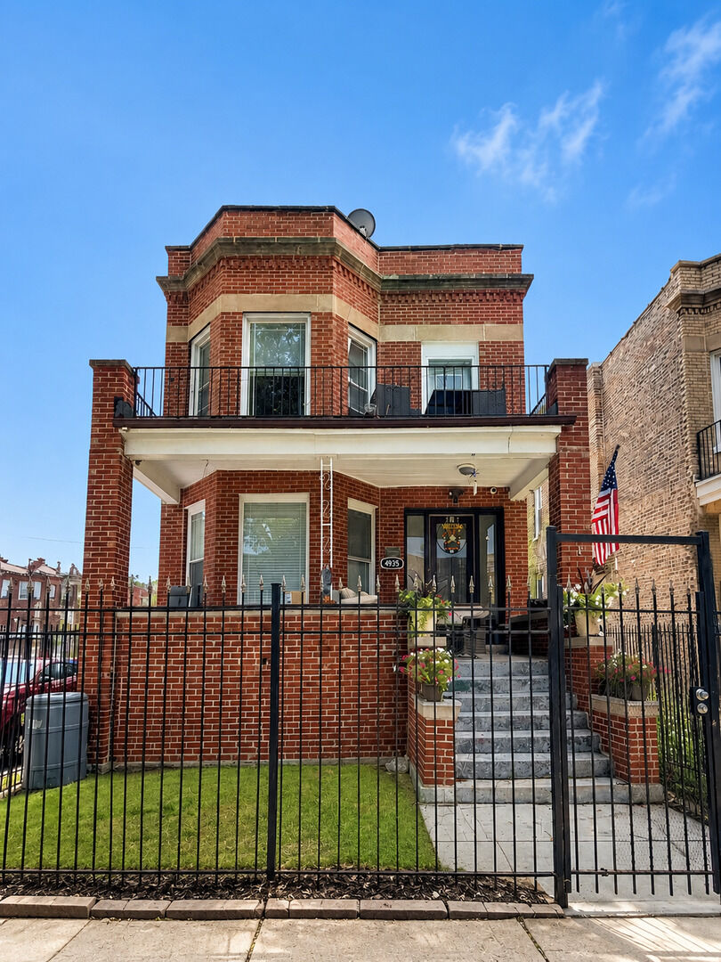 Property Photo: 4935 W Fulton Street 1 IL 60644