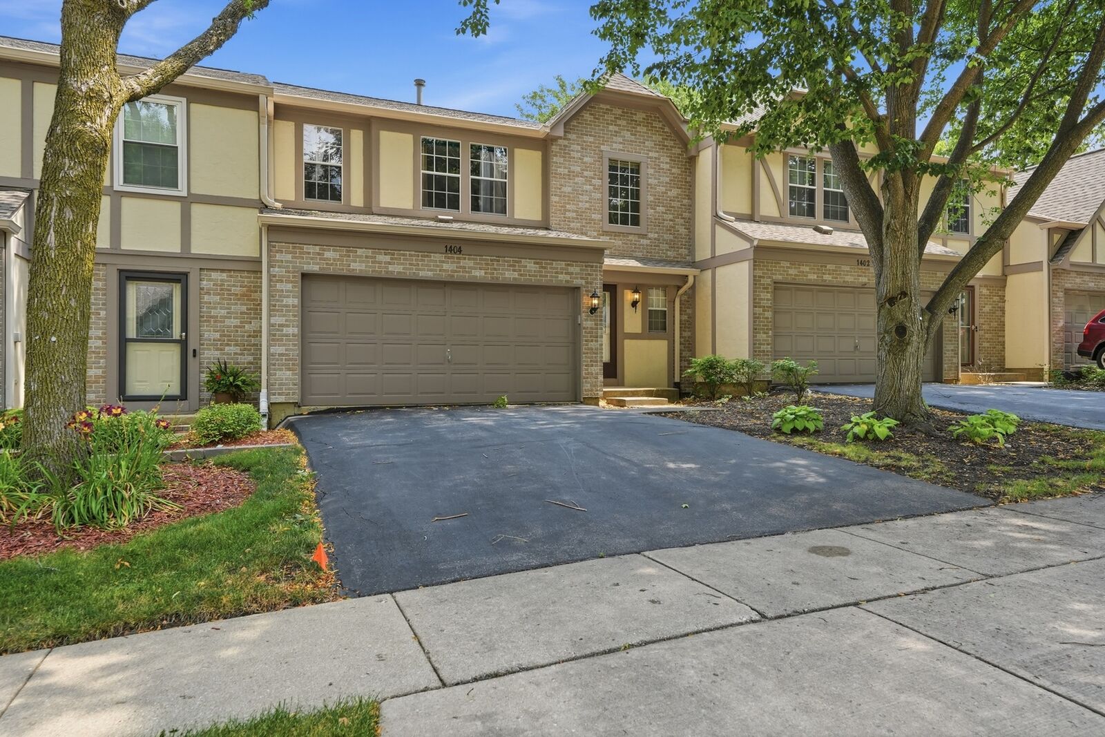 Property Photo: 1404 W Sapphire Drive 1404 IL 60192