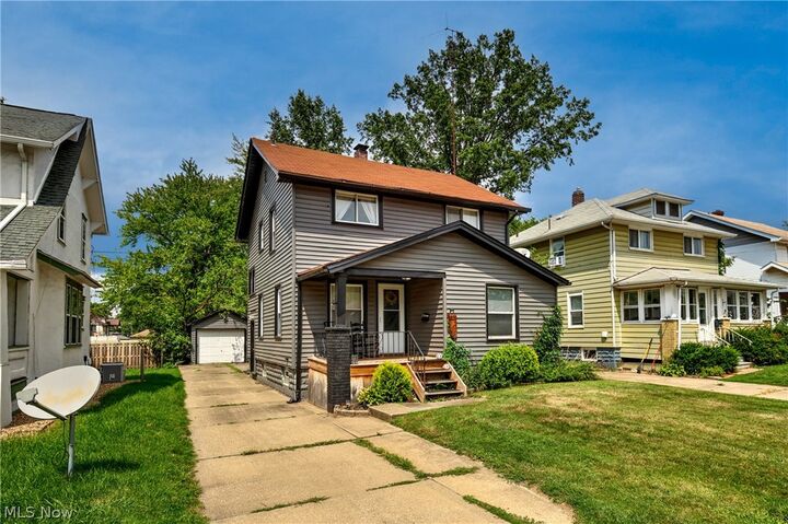 Property Photo: 1529 Longfellow Court NE OH 44483