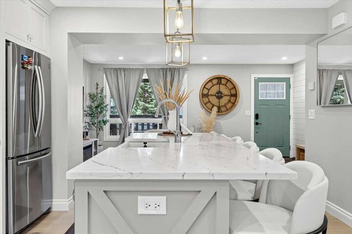 Property Photo: 75 Shawglen Way SW AB T2Y 1Y9