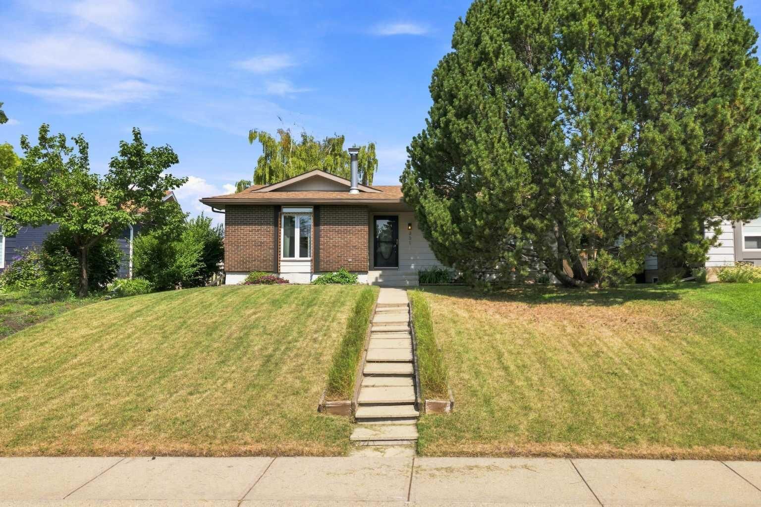 Property Photo: 331 Queensland Circle SE AB T2J 4E3