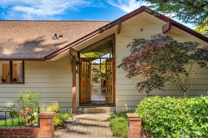Property Photo: 604 SW 206th Street WA 98166