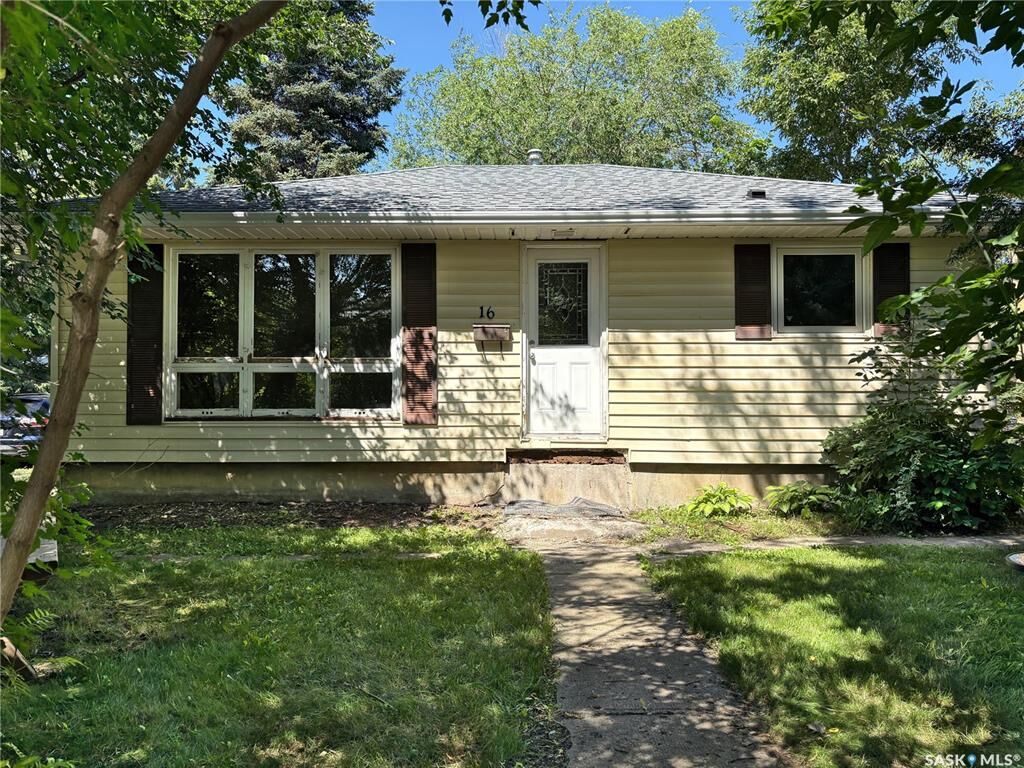 Property Photo: 16 29th Street E SK S6V 1Y2