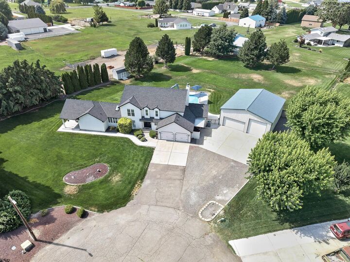 Property Photo: 3803 Alderlake Court WA 99353