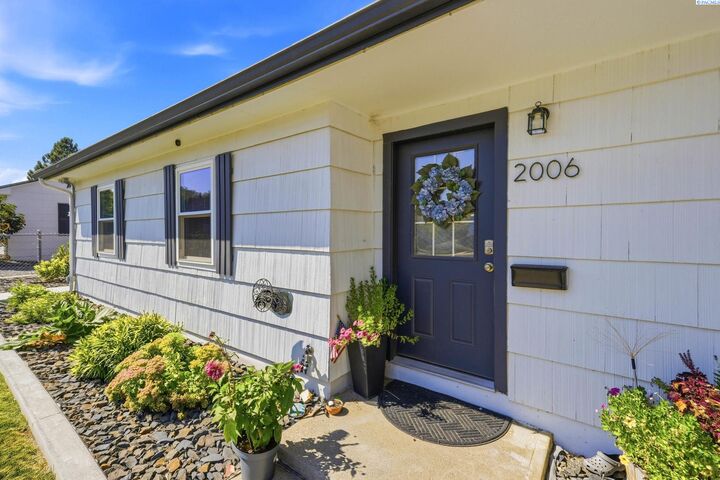 Property Photo: 2006 Tinkle St WA 99354