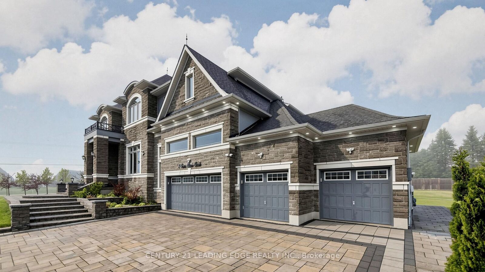 Property Photo: 2 Sam Davis Court ON L4A 4R4