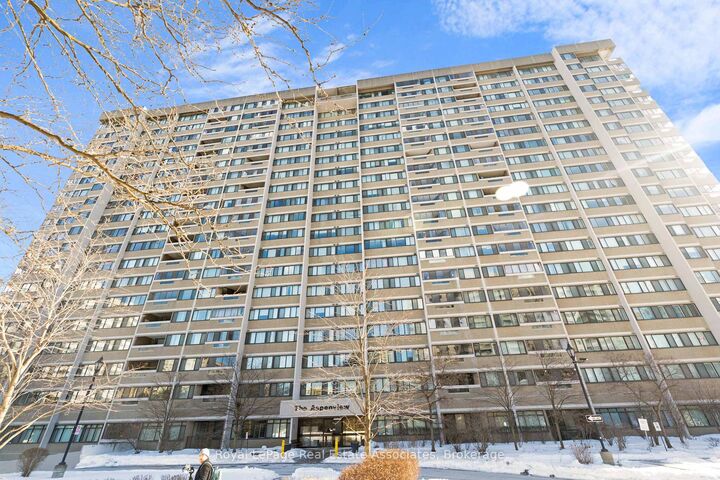 Property Photo:  50 Elm Drive E 912  ON L5A 3X2 