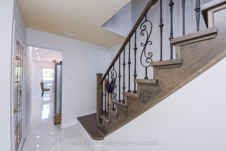 Property Photo: 6037 Clover Ridge Crescent ON L5N 7B4