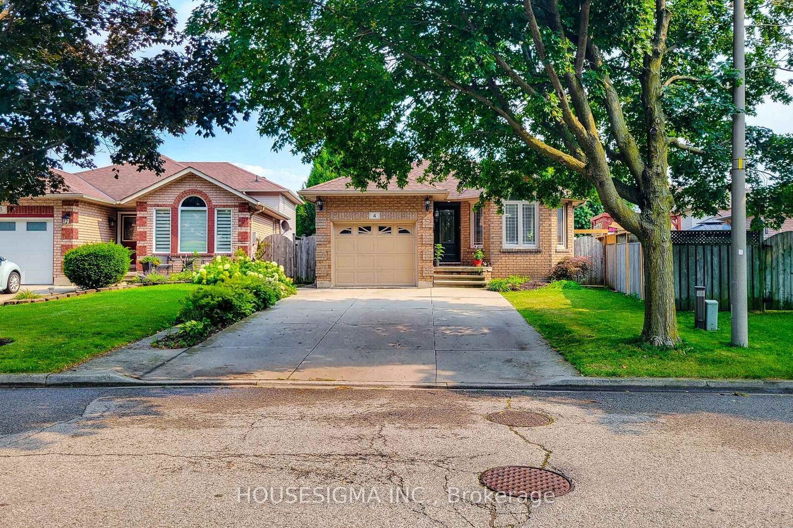 Property Photo: 4 Treeview Court ON L8J 3R9