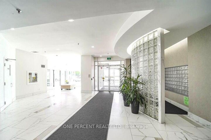 Property Photo: 2550 Lawrence Avenue E 402 ON M1P 4Z3
