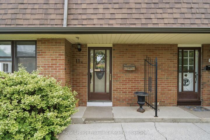 Property Photo:  11 Prince Of Wales Drive H  ON K8P 2T5 