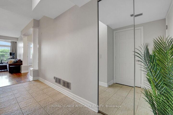 Property Photo:  711 Churchill Avenue N  ON K1Z 5G6 