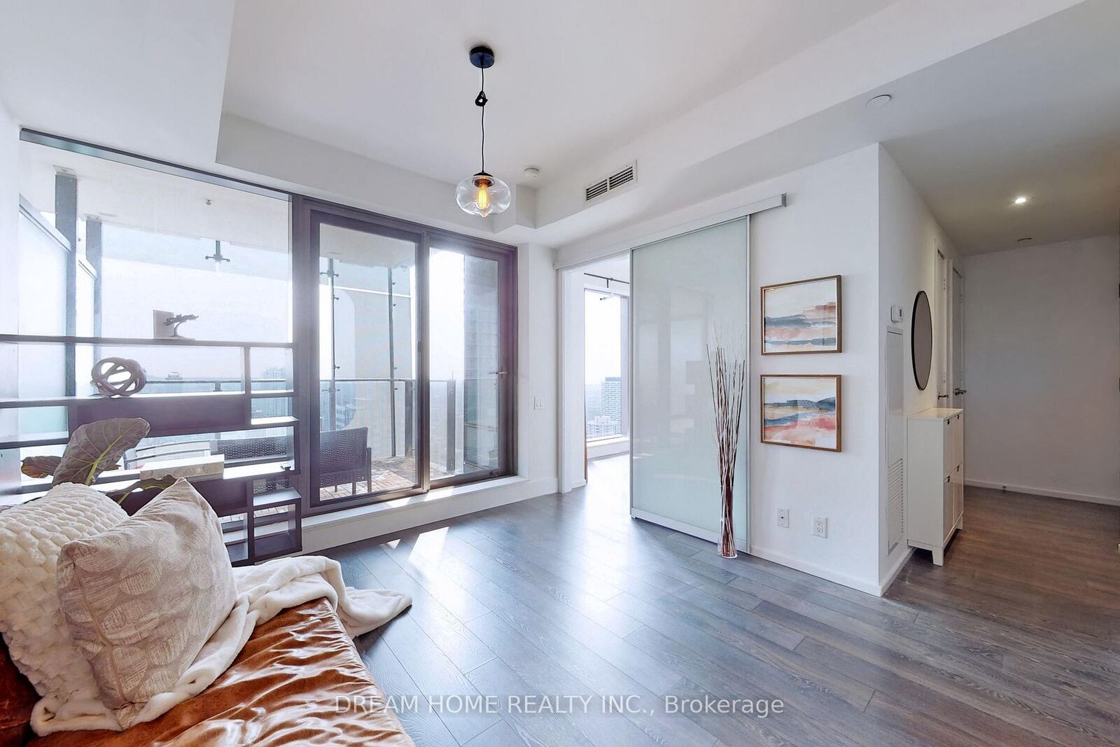 Property Photo: 5 St Joseph Street 3801 ON M4Y 0B6