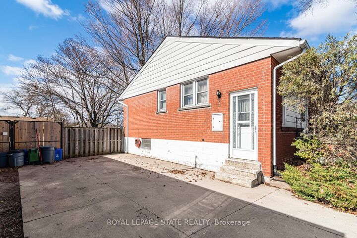 Property Photo: 124 Broker Drive ON L8T 2B8