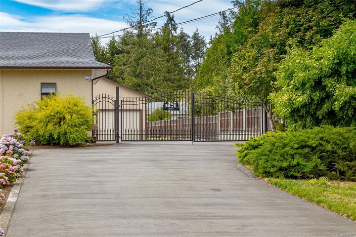 Property Photo: 851 Breakwater Rd BC V9P 1Z8