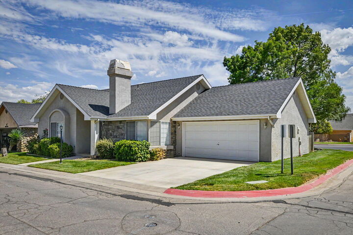 Property Photo:  2050 W Canyon View Dr 1  UT 84770 