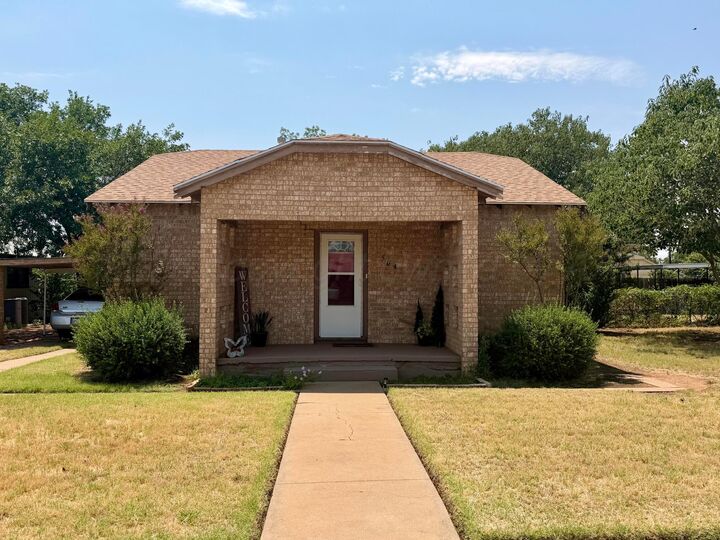 Property Photo:  504 Avenue F SE  TX 79201 