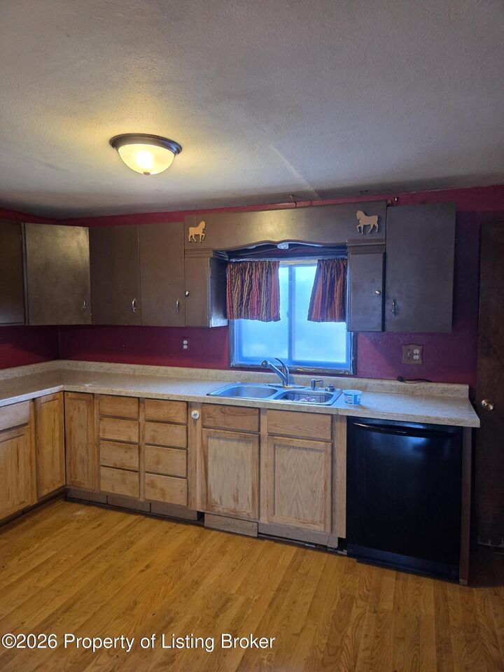 Property Photo: 408 South Avenue E ND 58631