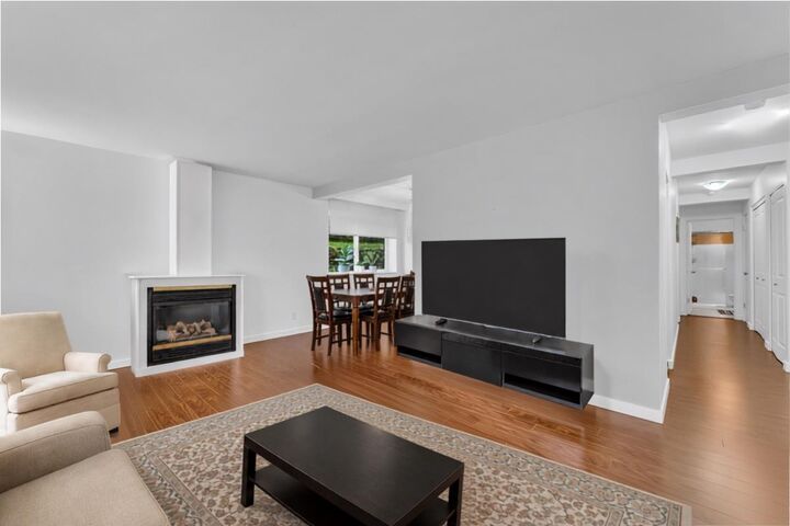 Property Photo:  1420 Chesterfield Avenue 1  BC V7M 2N4 