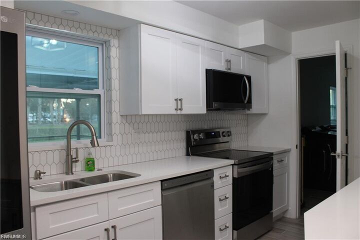 Property Photo:  1322 Farmdale St  FL 33936 