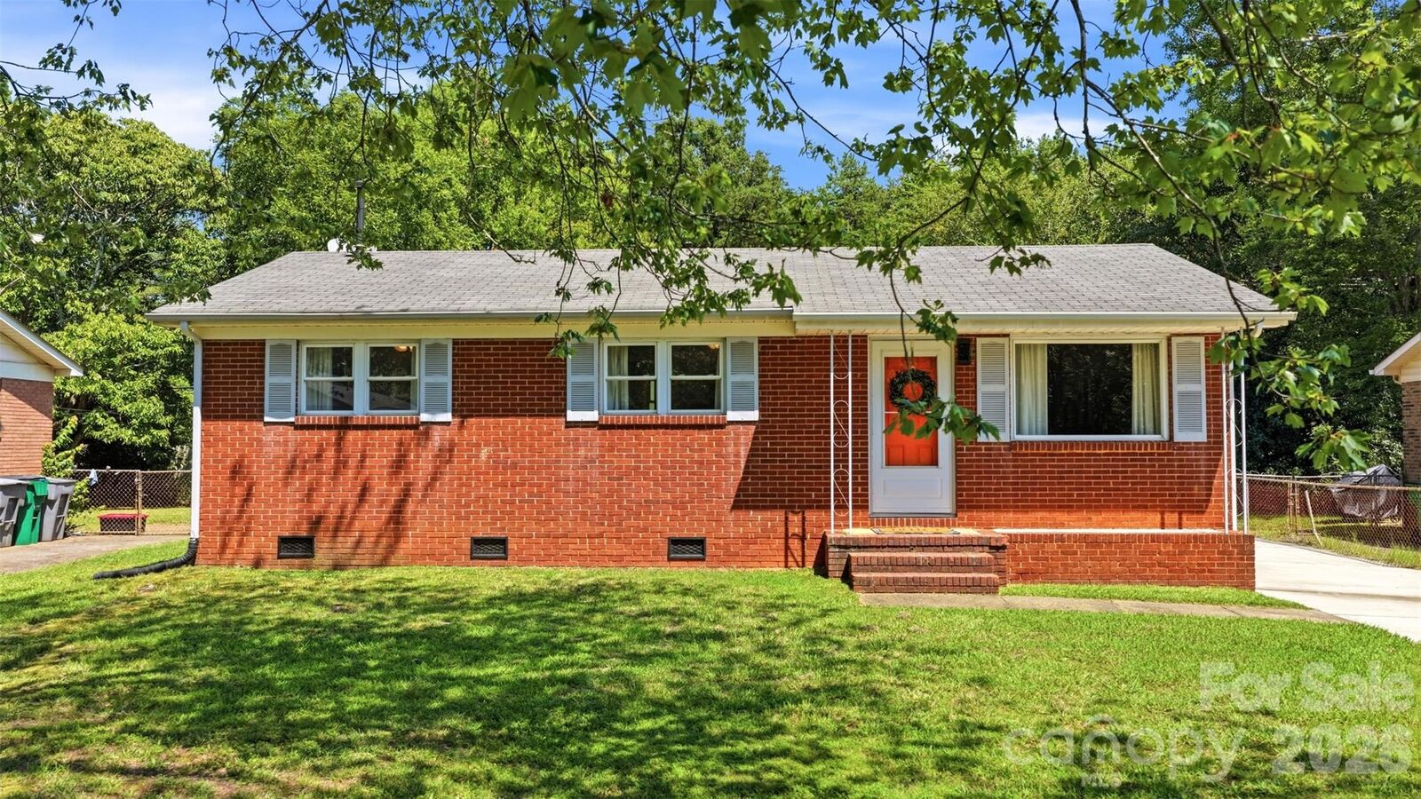 Property Photo: 6805 Ellendale Drive NC 28217