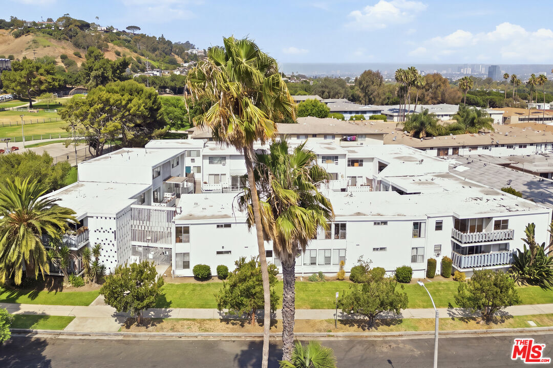Property Photo: 4065 Ursula Ave, Unit 6 CA 90008
