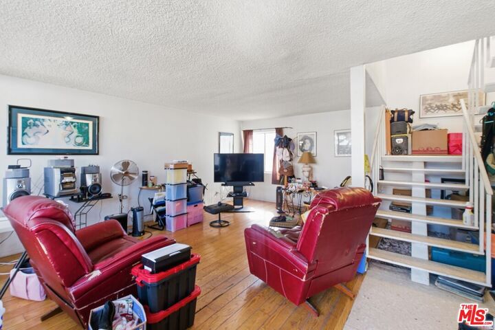 Property Photo: 519 N Exton Ave CA 90302