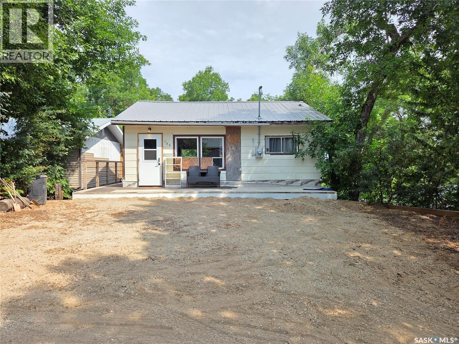 Property Photo: 769 Ennis Avenue SK S0C 0R0