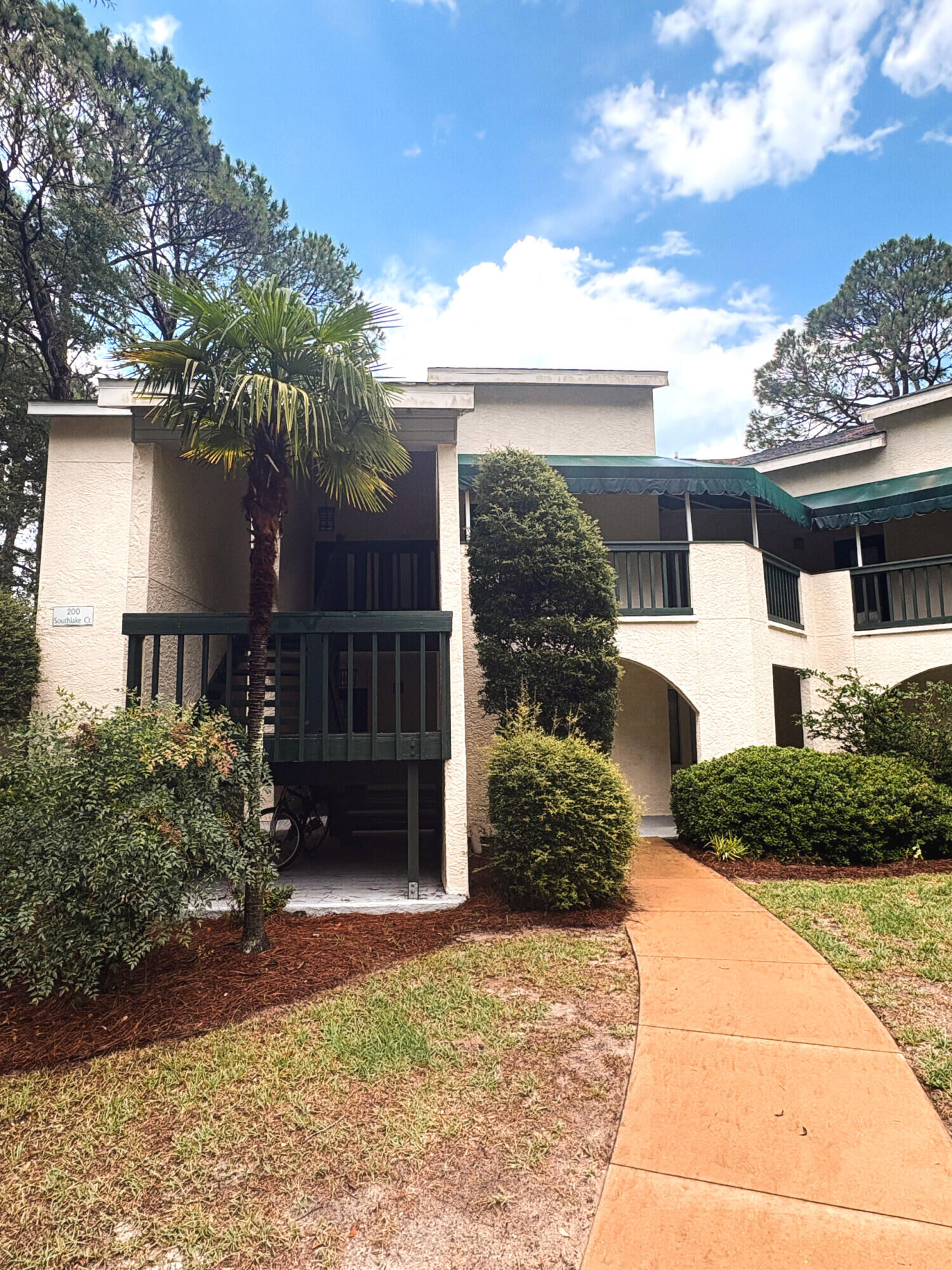 Property Photo: 204 Southlake Court 204 FL 32578