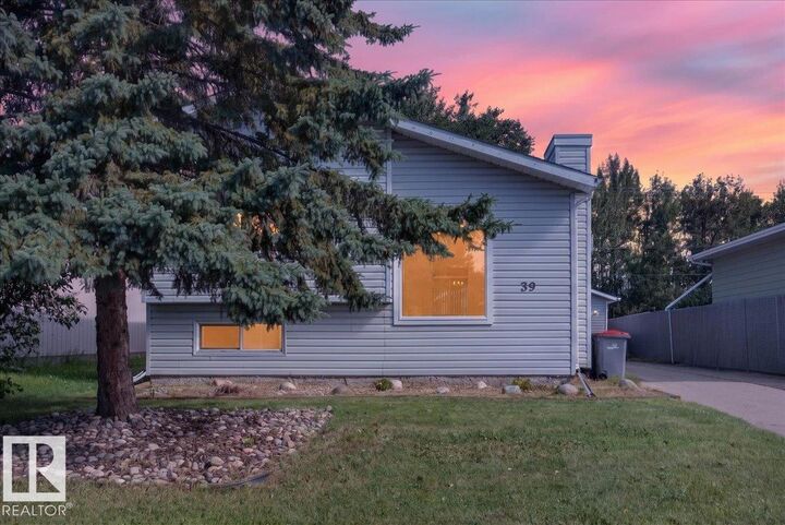 Property Photo:  39 McNabb Crescent  AB T7Z 1G8 