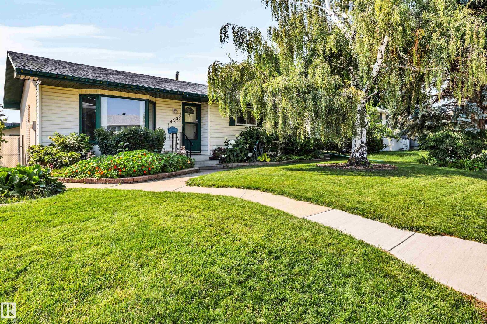 Property Photo:  14928 69 Street NW  AB T5C 0J1 