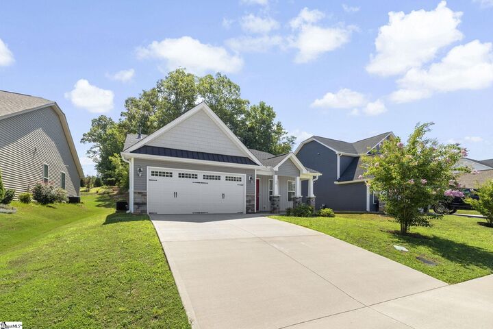 Property Photo: 16 Mendham Lane SC 29650