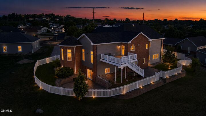 Property Photo: 1916 Harding Place ND 58501
