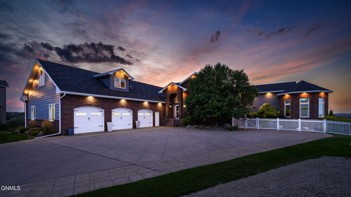 Property Photo:  1916 Harding Place  ND 58501 