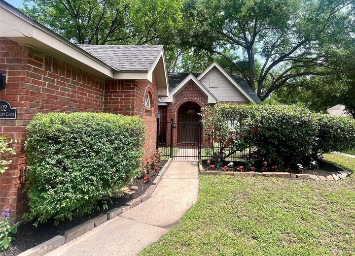Property Photo: 9602 Top Gallant Court TX 77065