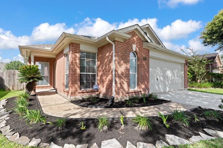 Property Photo: 1014 Cavern Brook Lane TX 77545