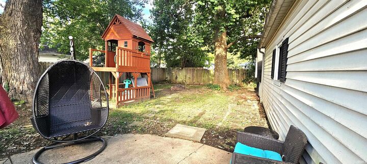 Property Photo:  1807 N Saint James Boulevard  IN 47711 