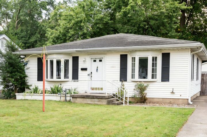 Property Photo: 1807 N Saint James Boulevard IN 47711