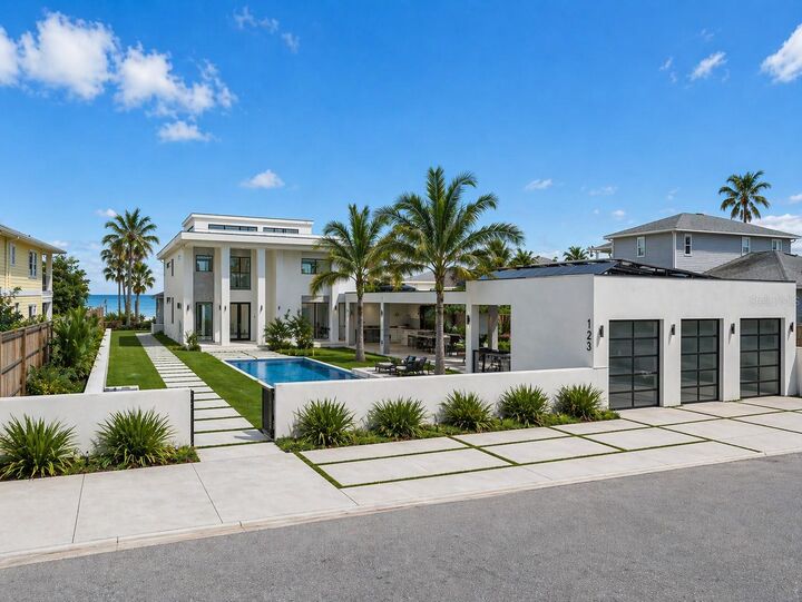 Property Photo: 1817 Beach Drive SE FL 33705