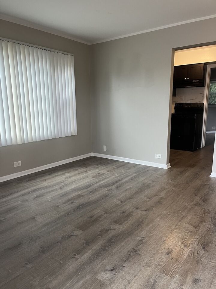 Property Photo: 1340 N Main Street E1 IL 60187