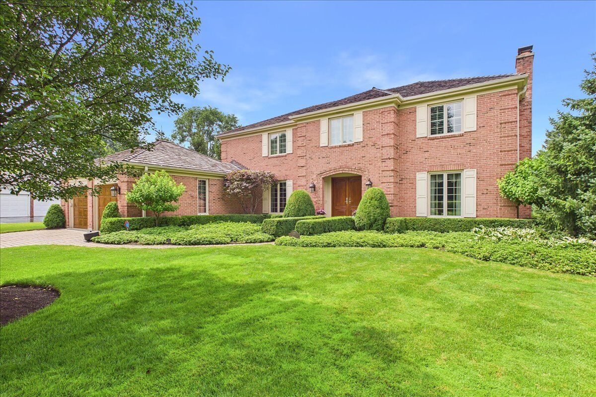 Property Photo:  120 W Blackthorn Lane  IL 60045 