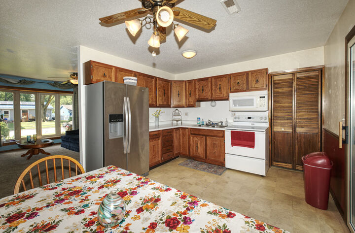 Property Photo: 2210 Lafayette Terrace IA 52732