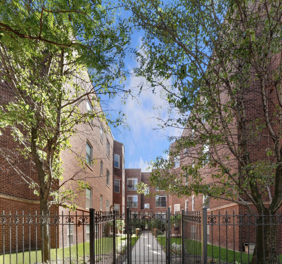 Property Photo:  5884 N Ridge Avenue 3  IL 60660 