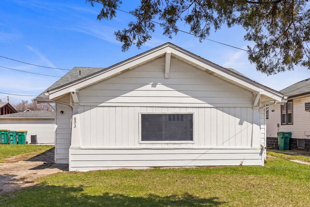 Property Photo:  803 1st Avenue  IL 60433 
