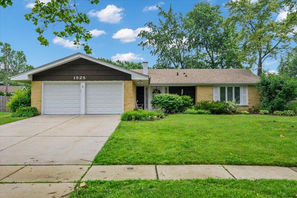 Property Photo: 1525 Mayfield Lane IL 60169