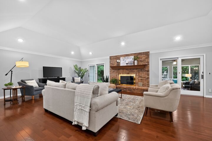 Property Photo:  135 Hawkins Circle  IL 60189 