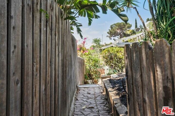 Property Photo:  2306 Loma Vista Place  CA 90039 