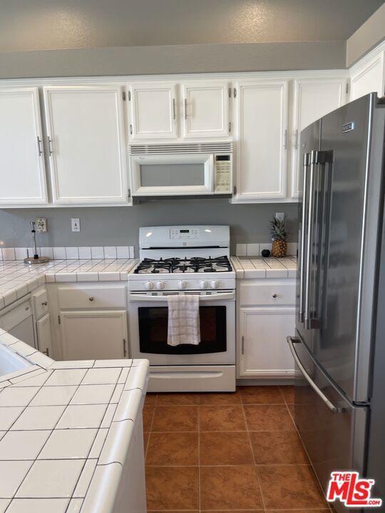 Property Photo: 2611 Gemstone Avenue CA 93551