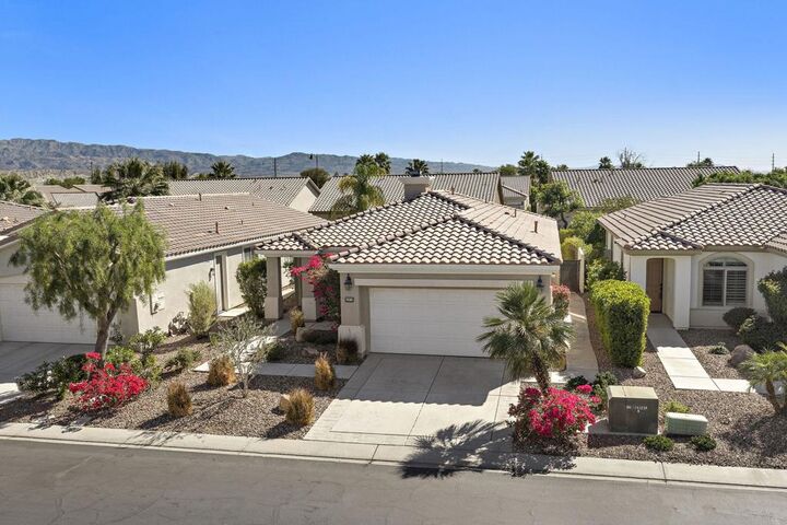 Property Photo:  40832 Calle Santa Cruz  CA 92203 