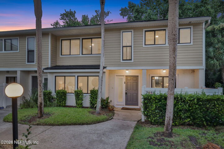 Property Photo: 7950 Los Robles Court 7950 FL 32256